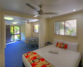 Alex Beach Cabins and Tourist Park - Hotel Accommodation