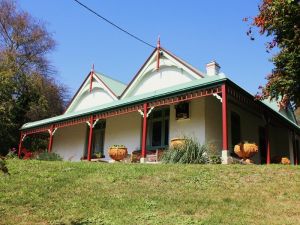 Ravenscroft and The Cottage - Australia Accommodation