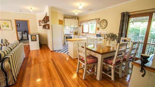 Bright Country Home - Accommodation Newcastle