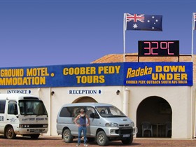 Radeka Downunder Underground Motel and Backpacker Inn - Accommodation NSW