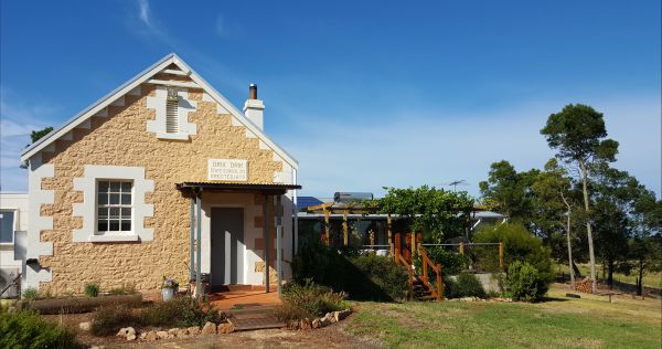 The Old Drik Drik Schoolhouse Retreat - Accommodation NSW