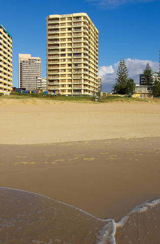 Breakers North - Absolute Beach Front Holiday Apartments - thumb 4