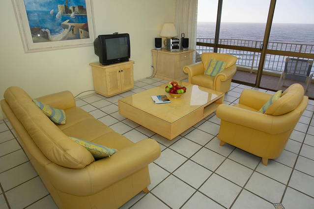 Breakers North - Absolute Beach Front Holiday Apartments - thumb 5