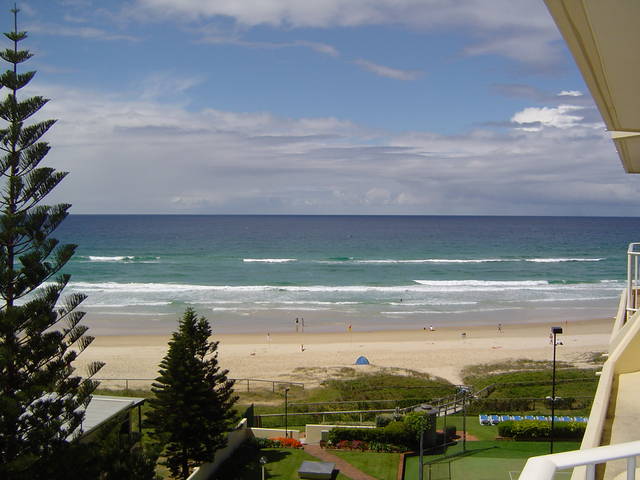 Breakers North - Absolute Beach Front Holiday Apartments - thumb 6