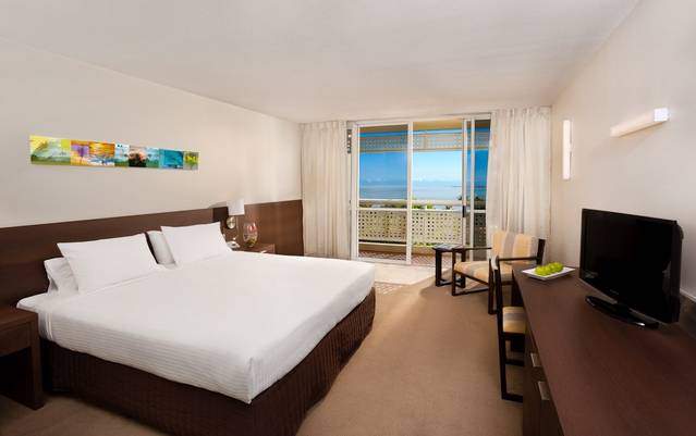 Holiday Inn Cairns Harbourside - Melbourne Tourism