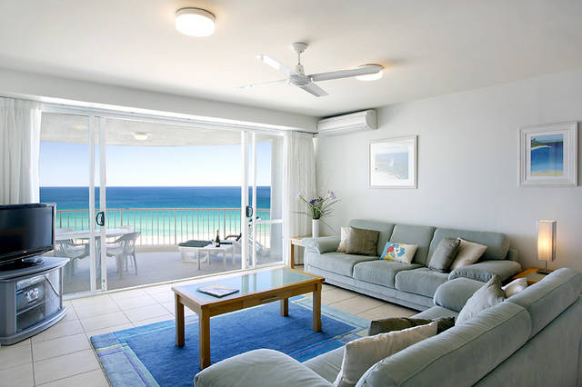 La Mer Sunshine Beachfront Apartments - Hotel Accommodation