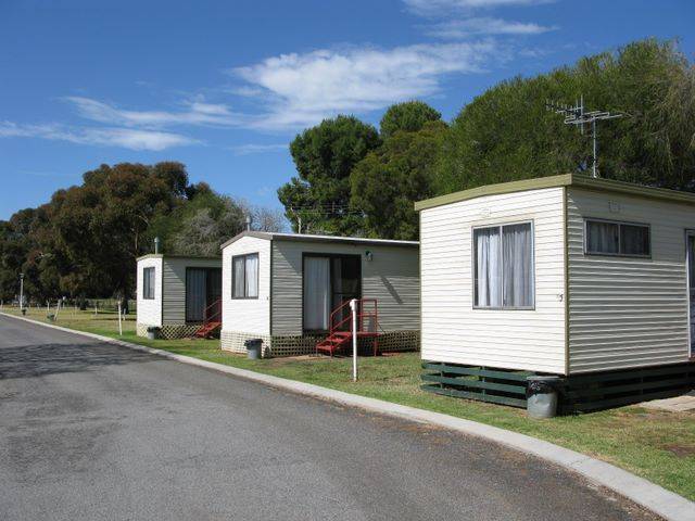 Leeton Caravan Park - Accommodation NSW