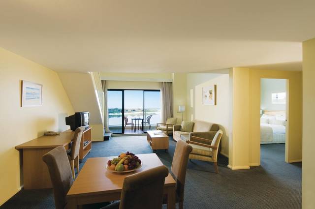 Oaks Waterfront Resort - Hotel Accommodation