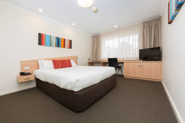 Premier Hotel & Apartments - Melbourne Tourism 0